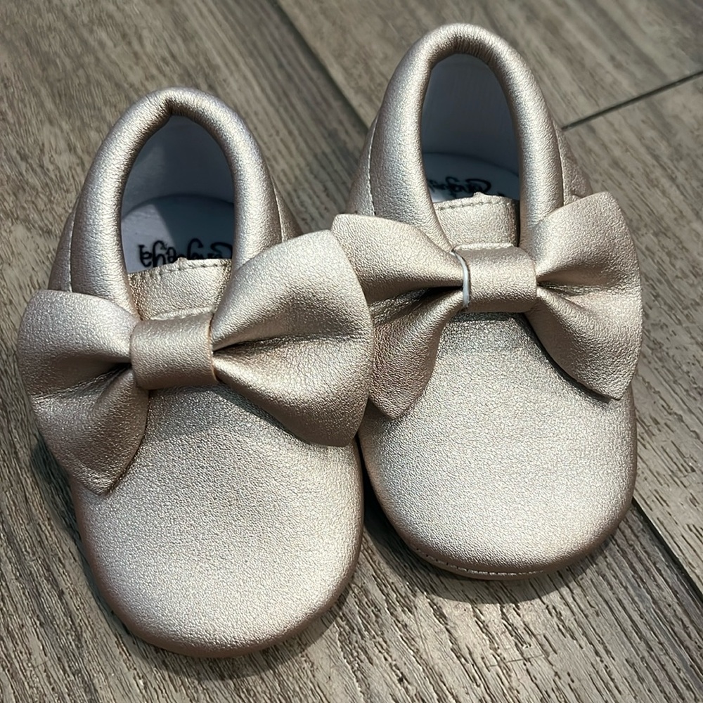 Infant moccasin with bow - 12-18 month